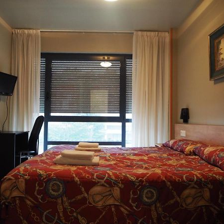 Hostal Acella Pamplona Ngoại thất bức ảnh A room at the hotel
