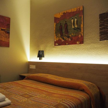Hostal Acella Pamplona Ngoại thất bức ảnh A room at the hotel