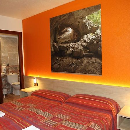 Hostal Acella Pamplona Ngoại thất bức ảnh A room at the hotel