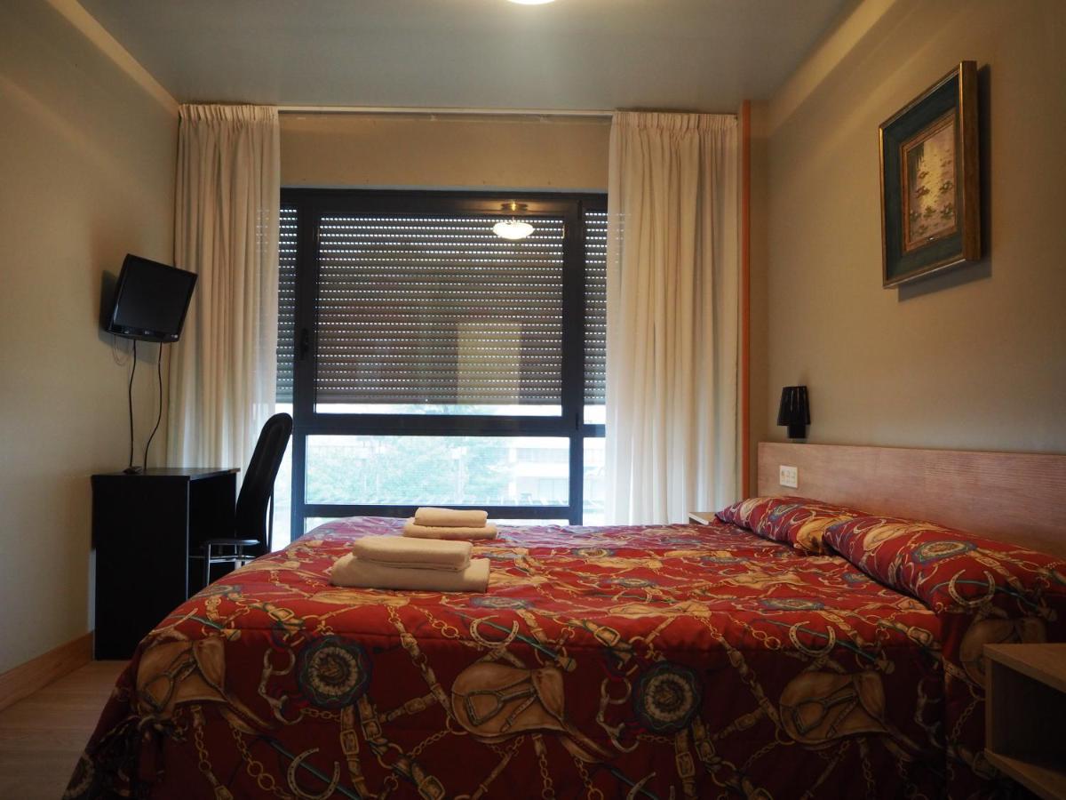 Hostal Acella Pamplona Ngoại thất bức ảnh A room at the hotel
