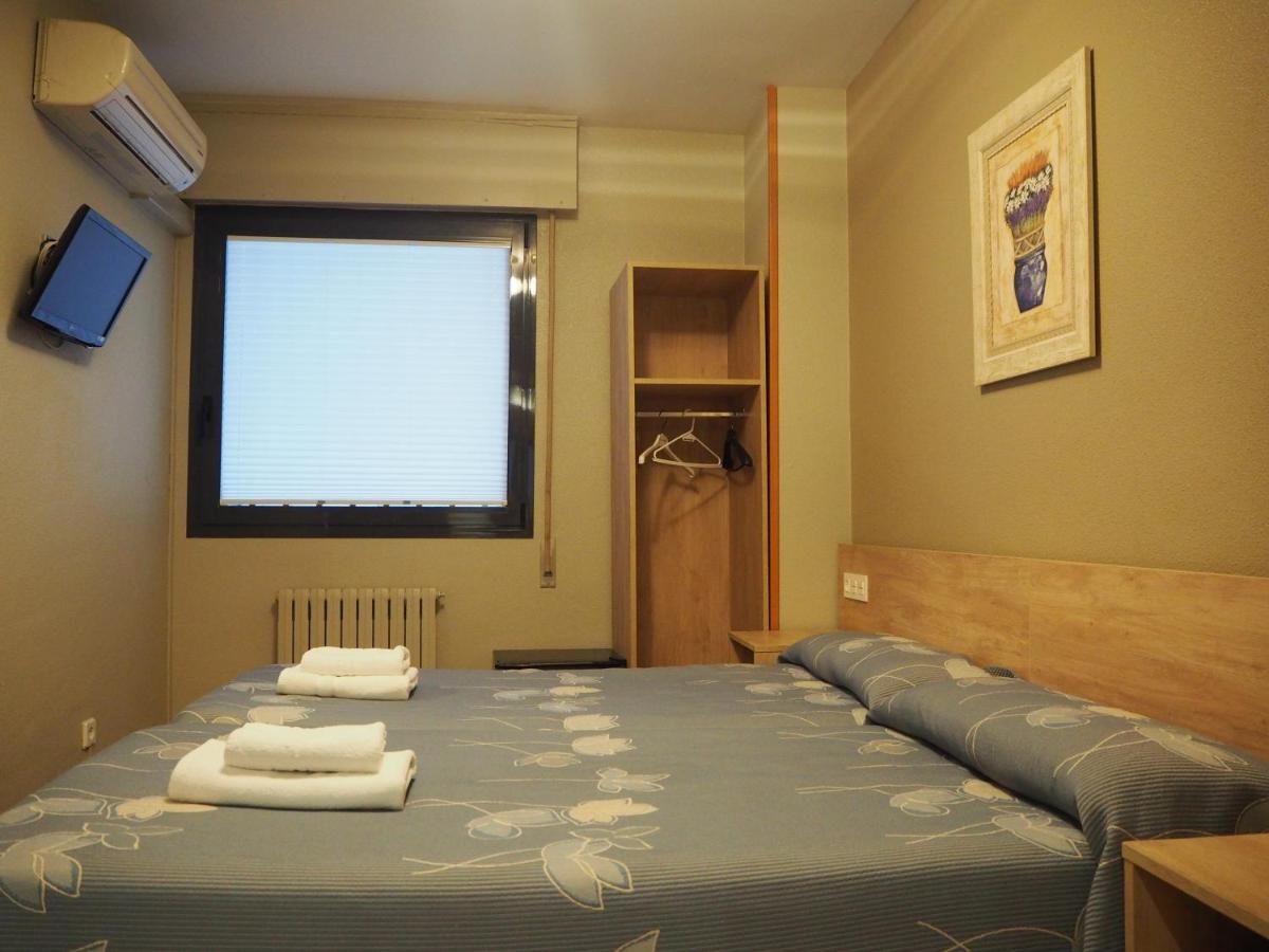 Hostal Acella Pamplona Ngoại thất bức ảnh A room at the hotel