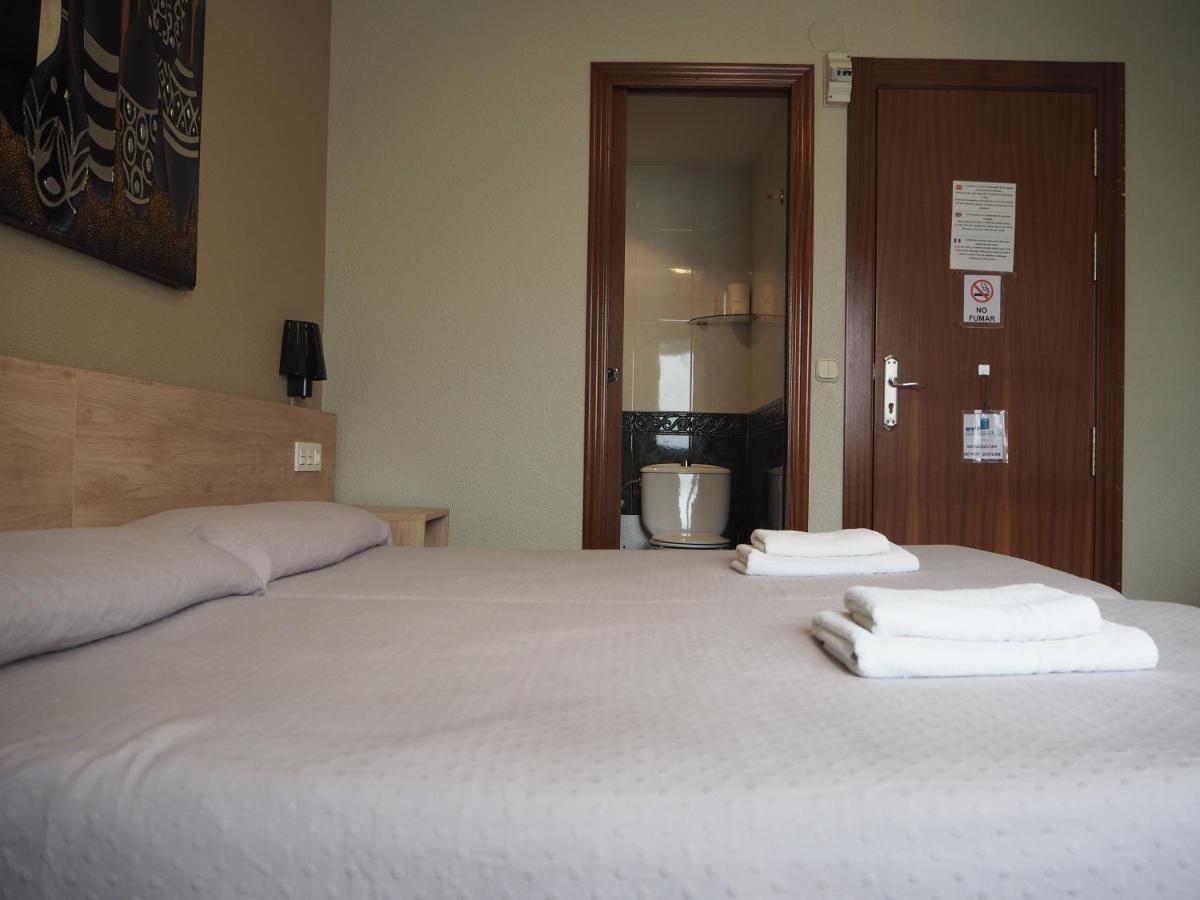 Hostal Acella Pamplona Ngoại thất bức ảnh A room at the hotel