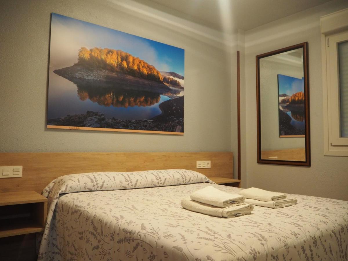 Hostal Acella Pamplona Ngoại thất bức ảnh A room at the hotel