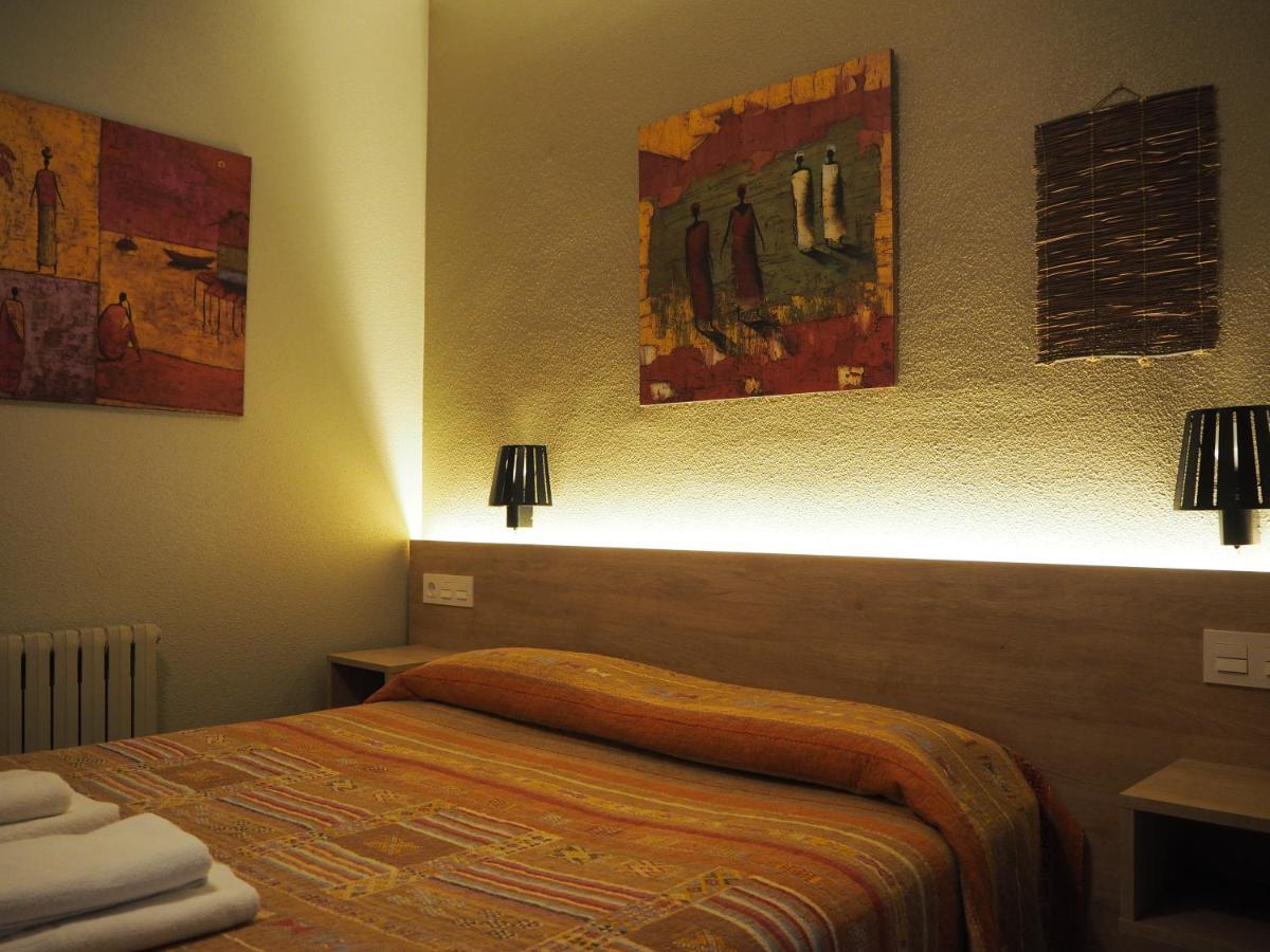 Hostal Acella Pamplona Ngoại thất bức ảnh A room at the hotel