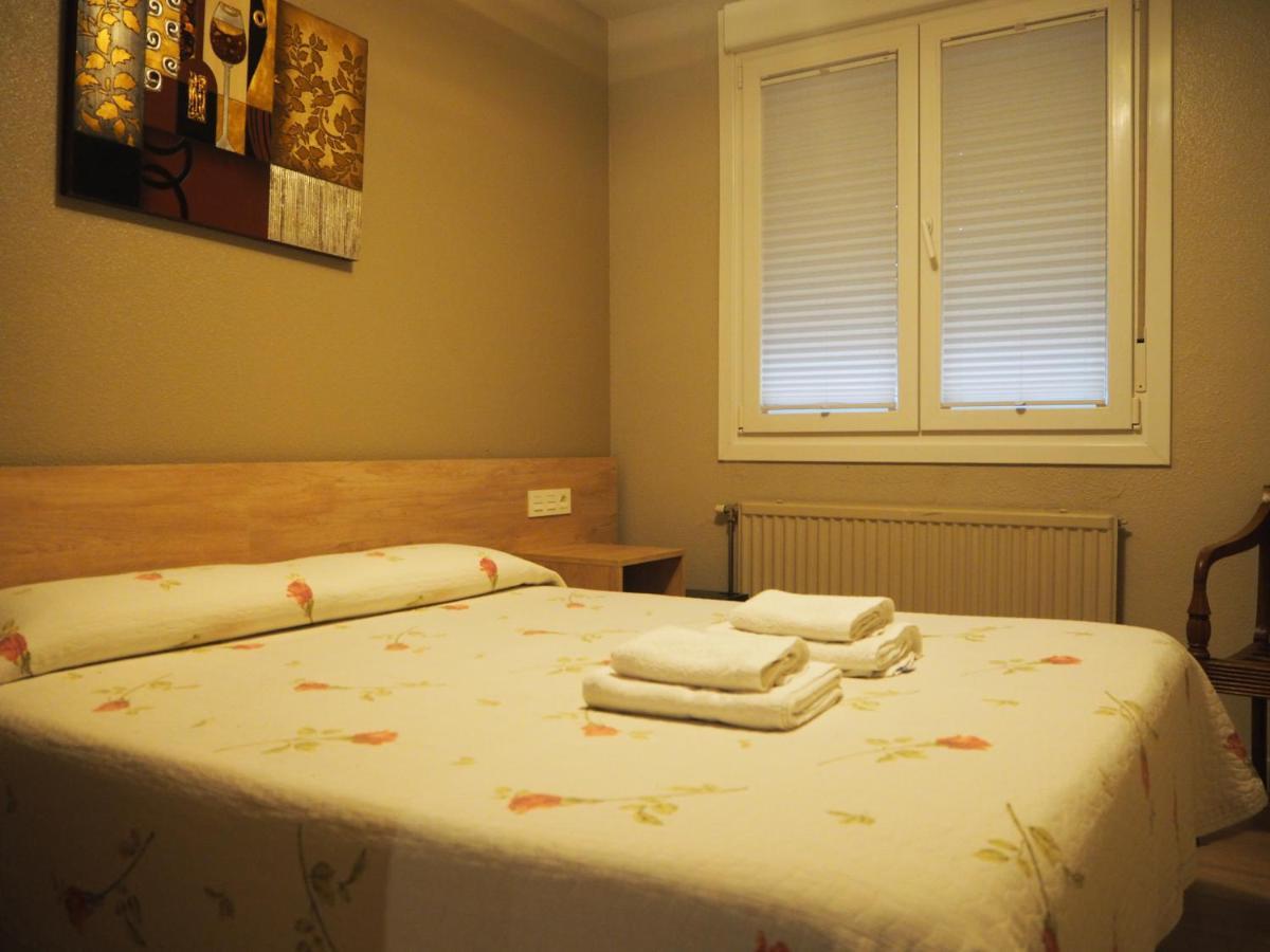 Hostal Acella Pamplona Ngoại thất bức ảnh A guest room at the hotel
