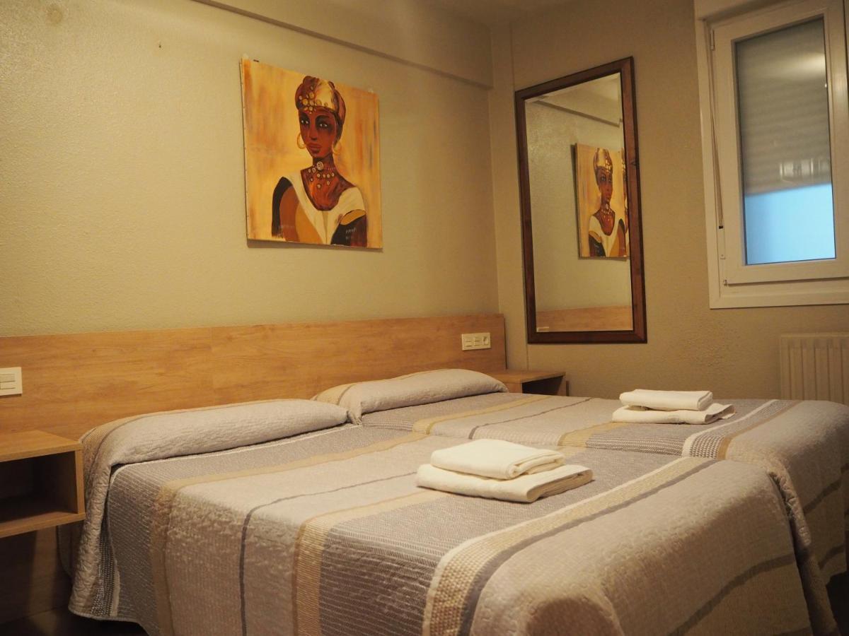 Hostal Acella Pamplona Ngoại thất bức ảnh A room at the hotel