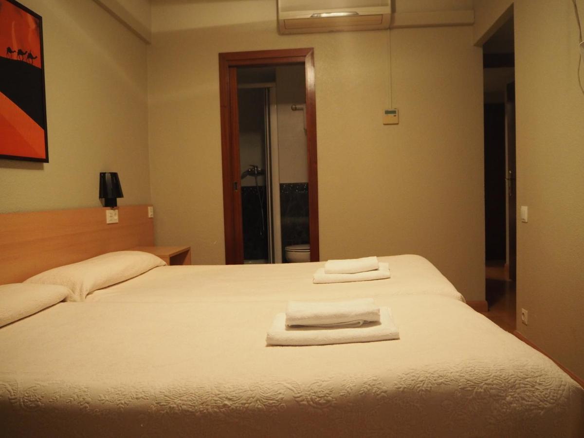 Hostal Acella Pamplona Ngoại thất bức ảnh A room at the hotel