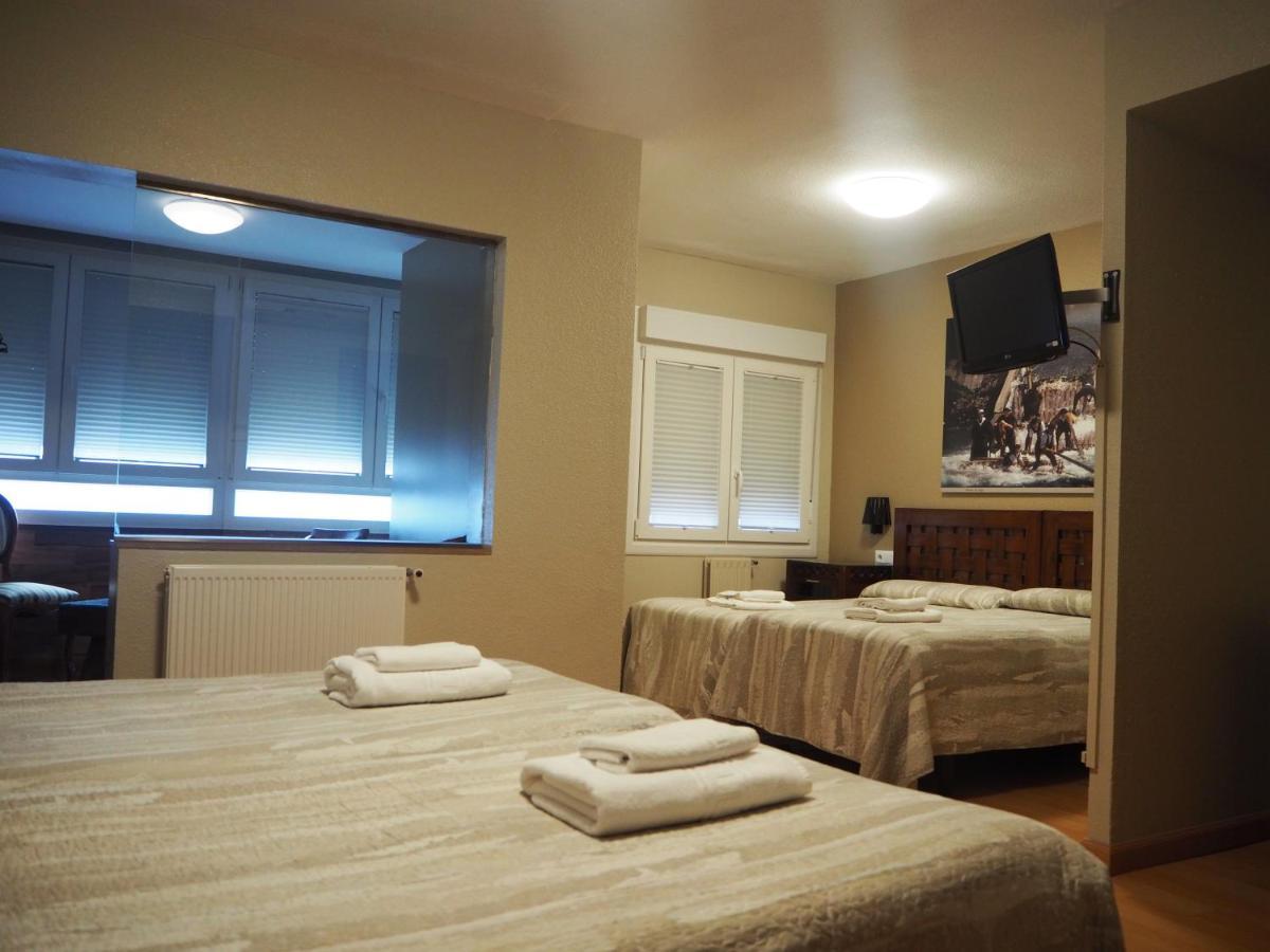 Hostal Acella Pamplona Ngoại thất bức ảnh A room at the hotel