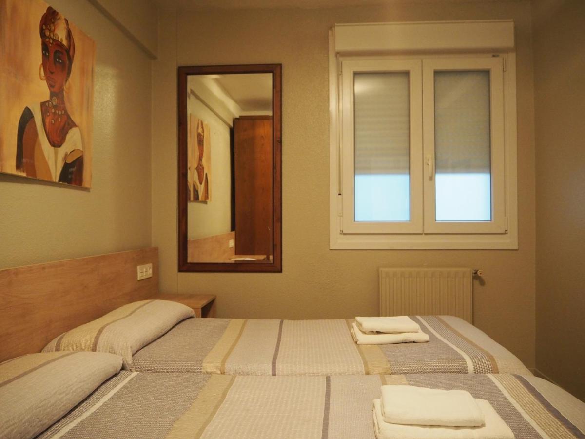 Hostal Acella Pamplona Ngoại thất bức ảnh A room at the hotel
