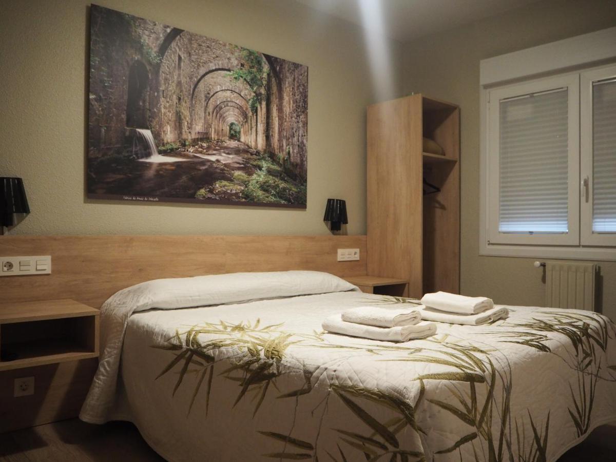 Hostal Acella Pamplona Ngoại thất bức ảnh A bedroom in a hotel