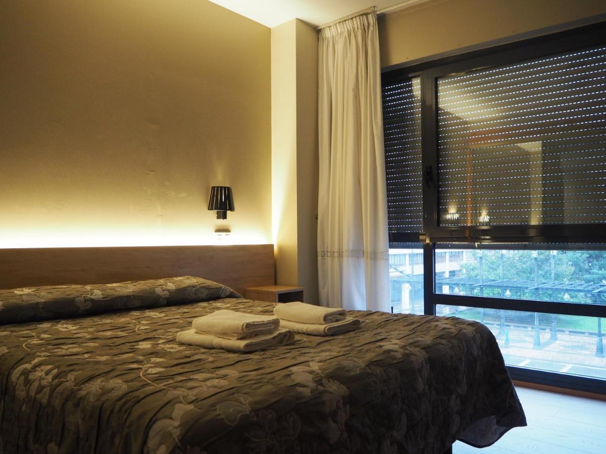 Hostal Acella Pamplona Ngoại thất bức ảnh A bedroom