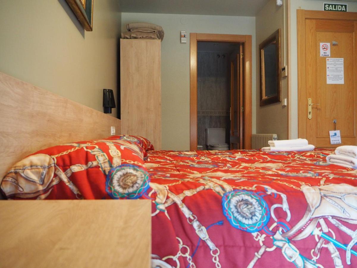 Hostal Acella Pamplona Ngoại thất bức ảnh A typical room at the hostel