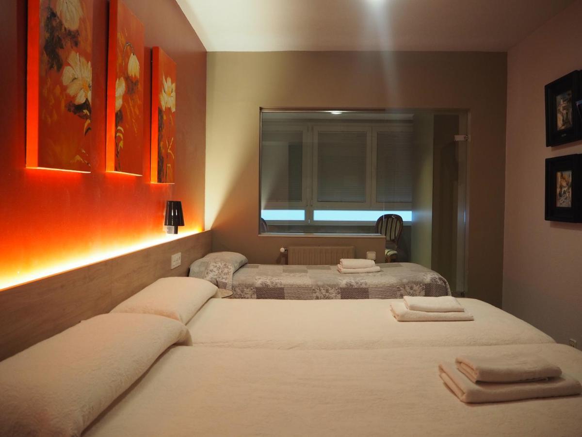 Hostal Acella Pamplona Ngoại thất bức ảnh A room at a love hotel in Tokyo