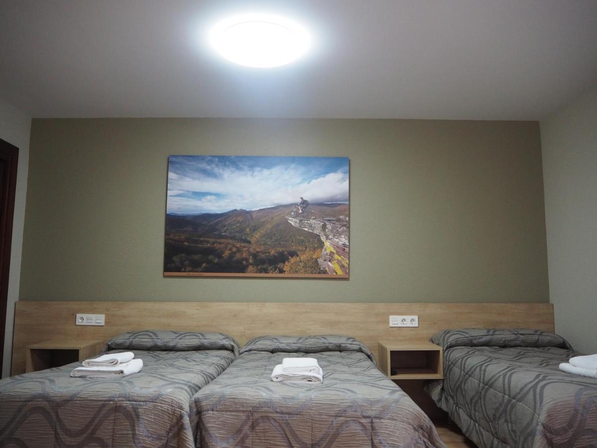 Hostal Acella Pamplona Ngoại thất bức ảnh A room at the hotel