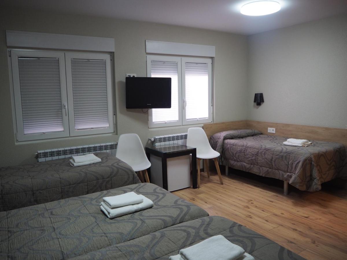 Hostal Acella Pamplona Ngoại thất bức ảnh A room at the Albergue de Peregrinos de Compostela