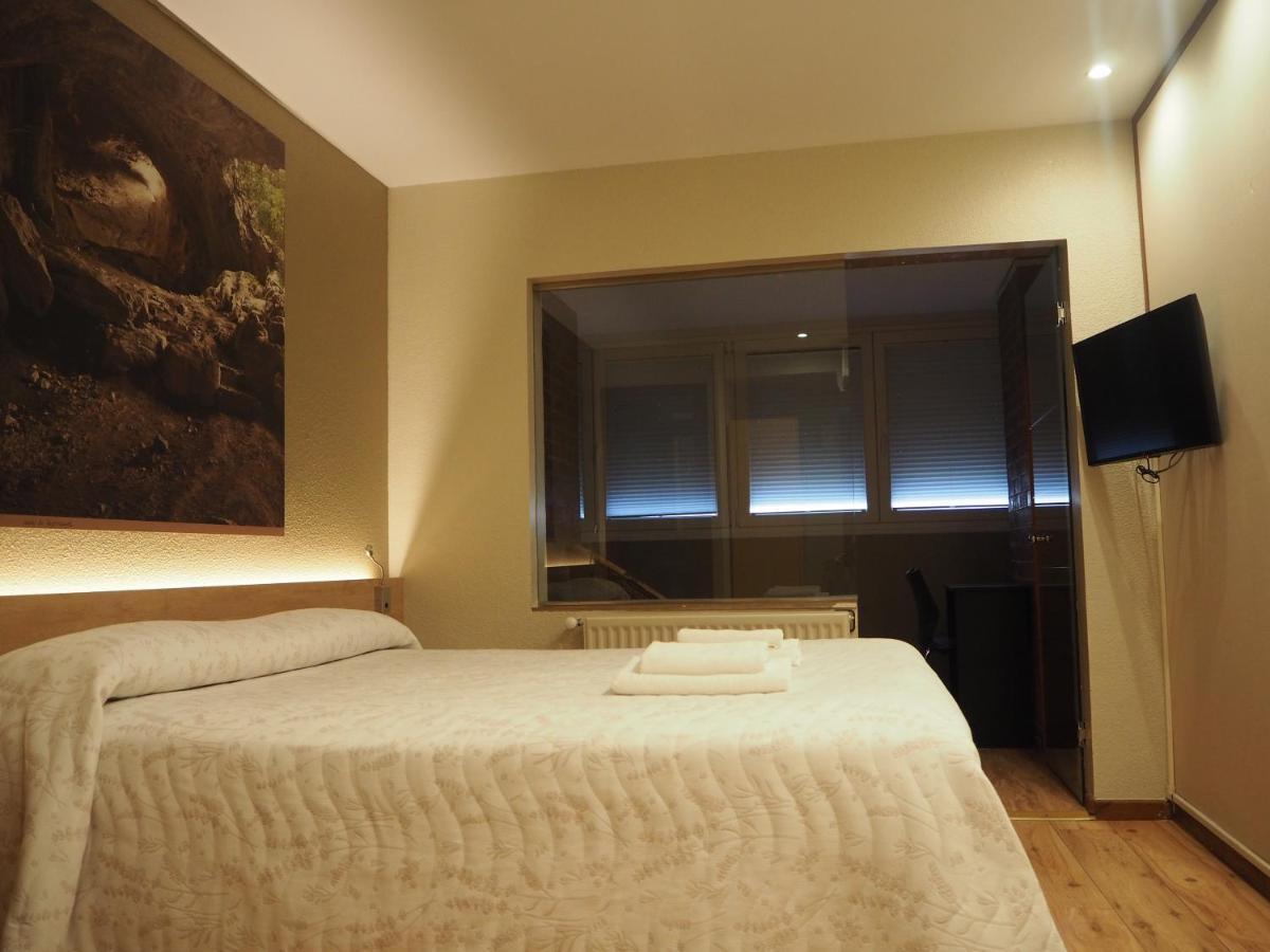 Hostal Acella Pamplona Ngoại thất bức ảnh A room at the hotel