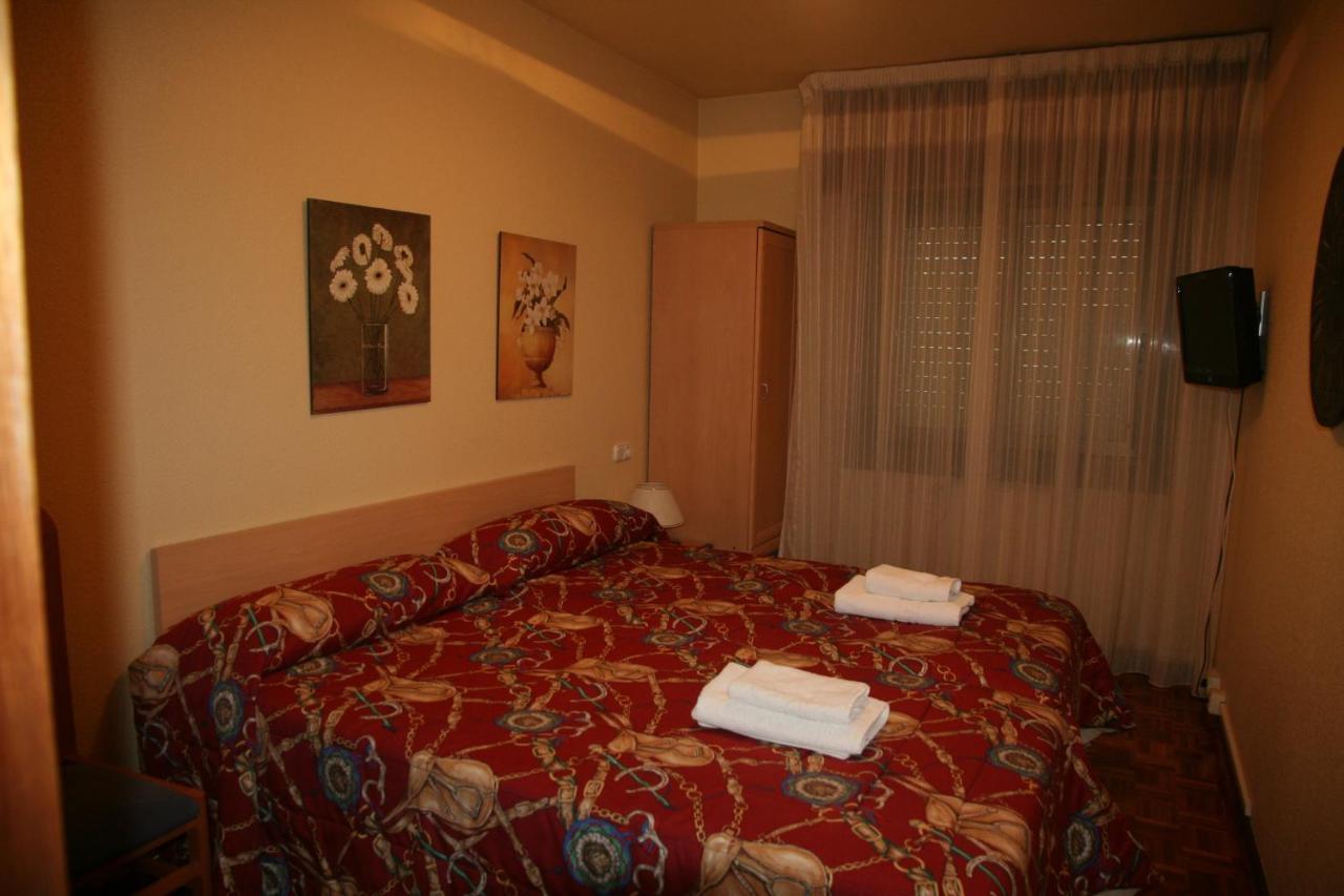 Hostal Acella Pamplona Phòng bức ảnh A typical room at the hotel