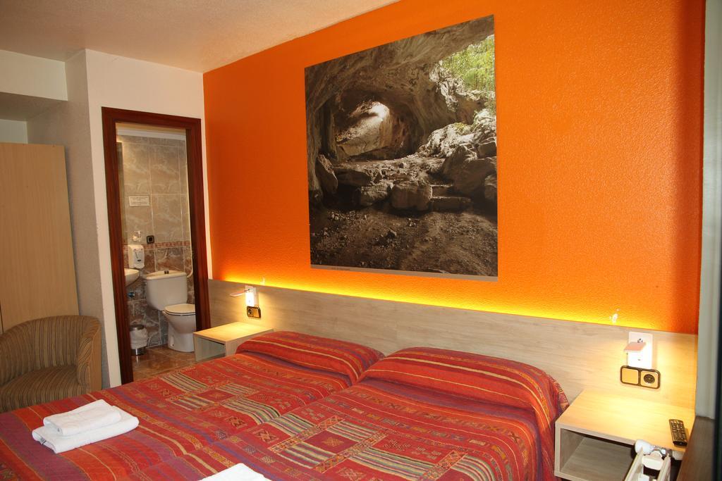 Hostal Acella Pamplona Ngoại thất bức ảnh A room at the hotel
