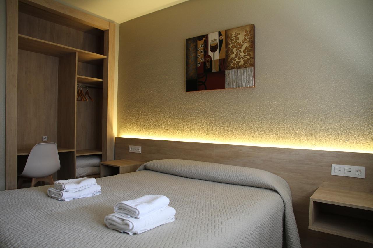 Hostal Acella Pamplona Ngoại thất bức ảnh A room at the hotel